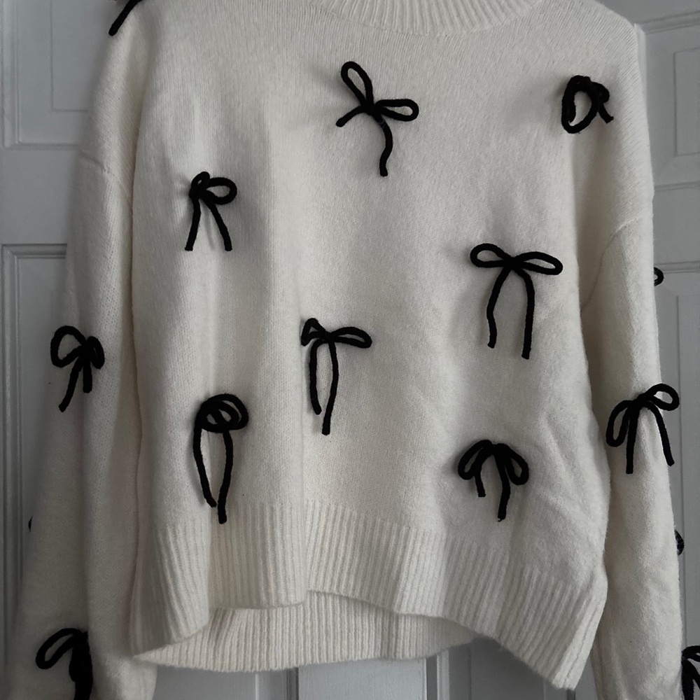 Chic White Sweater with Black Bow Accents